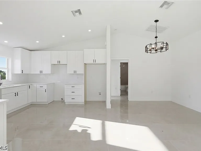 2105 NE 1st Ave — Photo 32