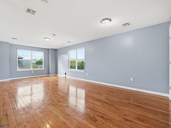 5th image of 572 S 11Th St