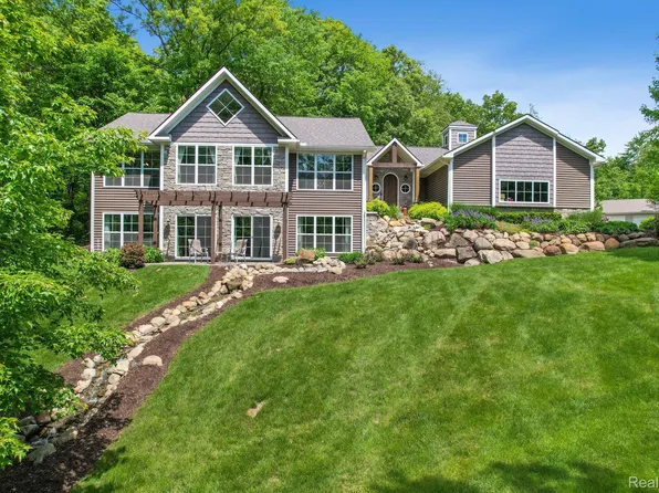 2293 Valley Gate, Milford, MI 48380