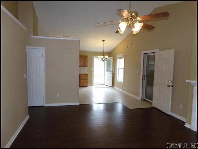 1009 Foxwood Dr — Photo 5