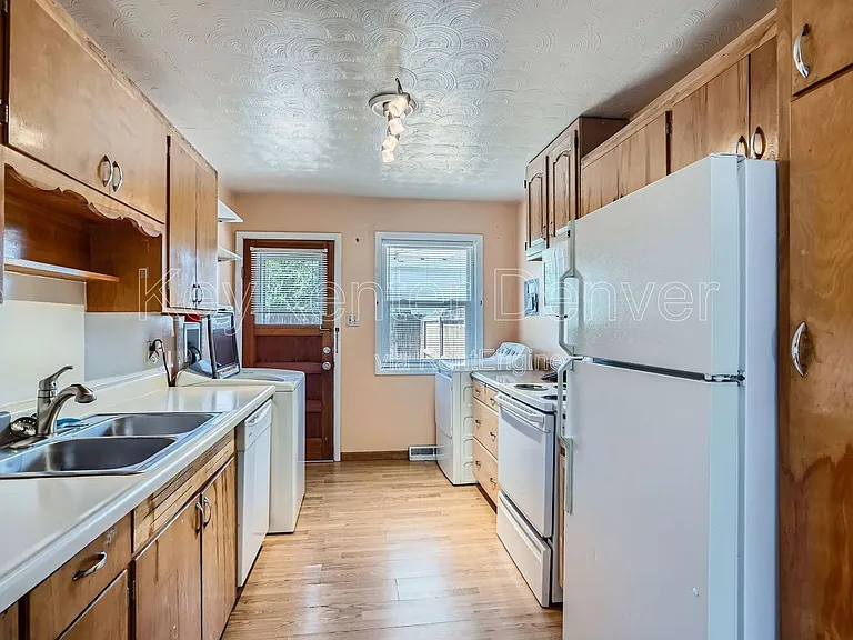 403 S Owens St — Photo 3