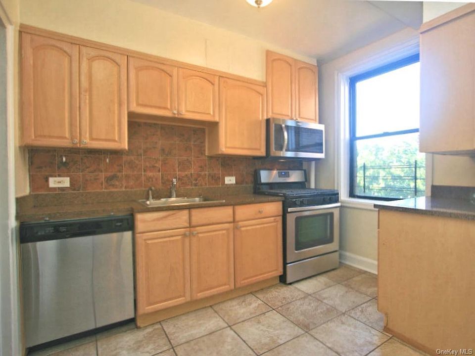 1st image of 422A Larchmont Acre W #2A