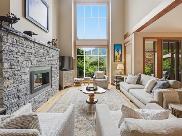 8323 Glen Abbey Ln, Whistler, BC V8E 1J7