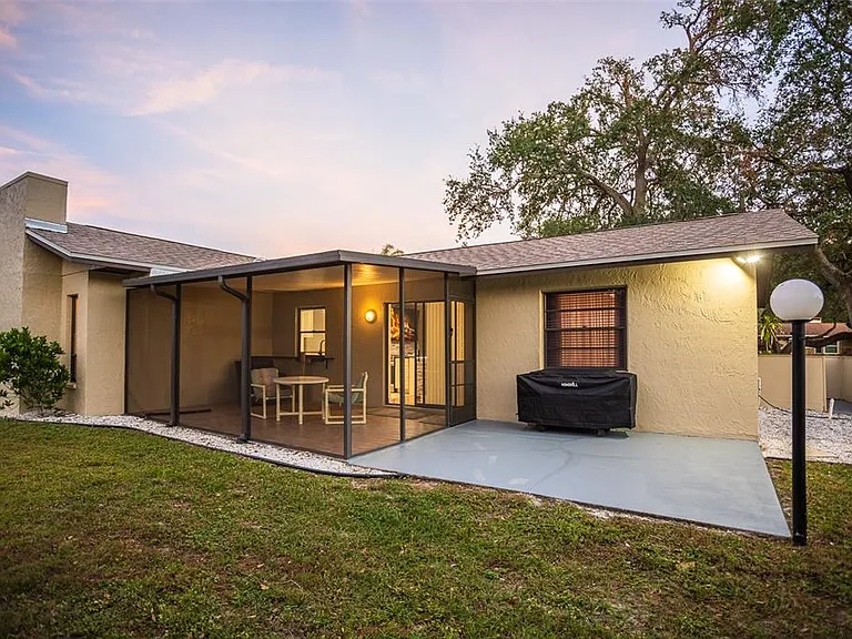 2719 Forest Knoll Dr — Photo 18