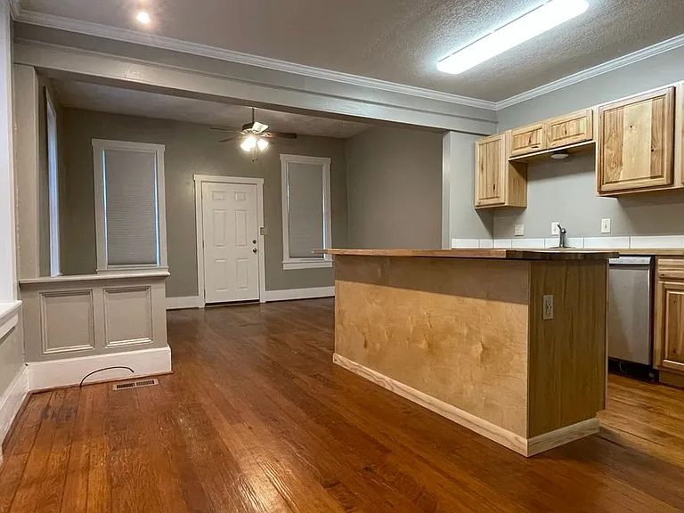 838 S Oak St — Photo 10