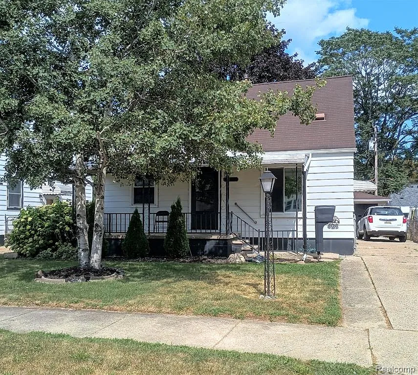 3 bed, 1.0 bath, 1692 sqft, $1,570 — Photo 1