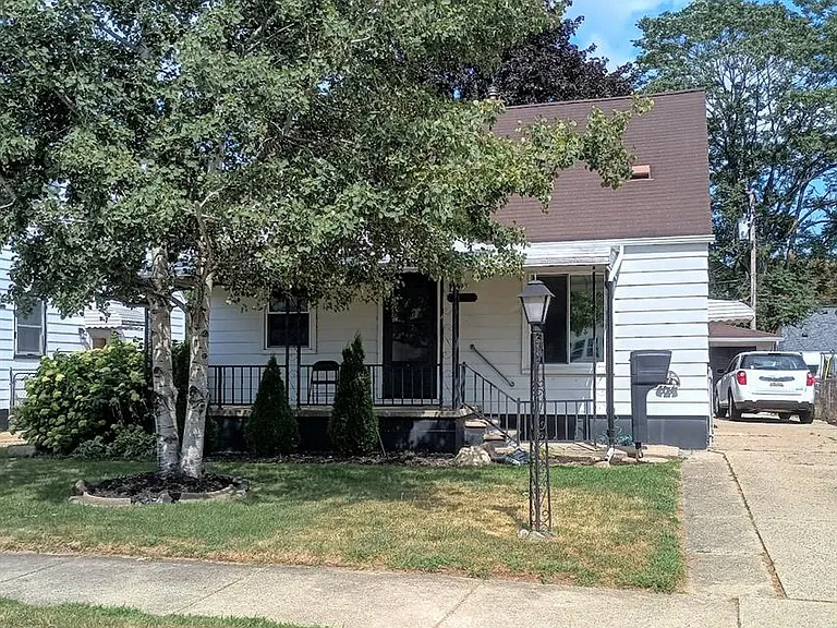 25880 Groveland St — Photo 2
