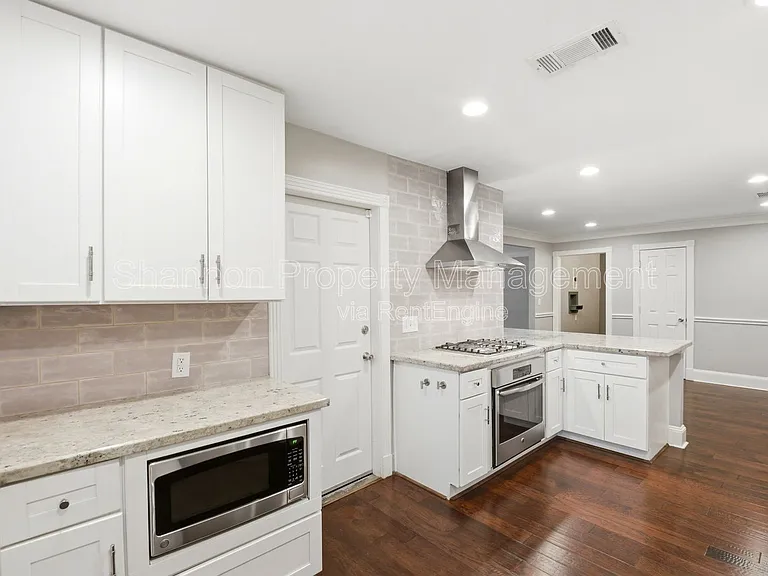 2207 Saxon Dr — Photo 14