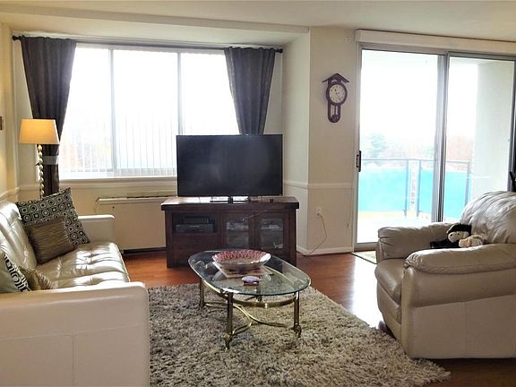 3rd image of 10401 Grosvenor Pl APT 617