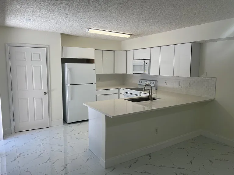 2212 White Pine Cir #B — Photo 5