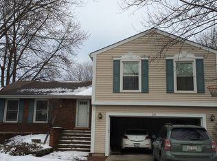 211 Melody Ln, Vernon Hills, IL