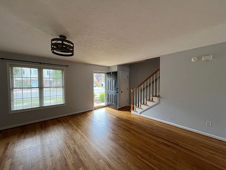 696 Wyndhurst Dr — Photo 5