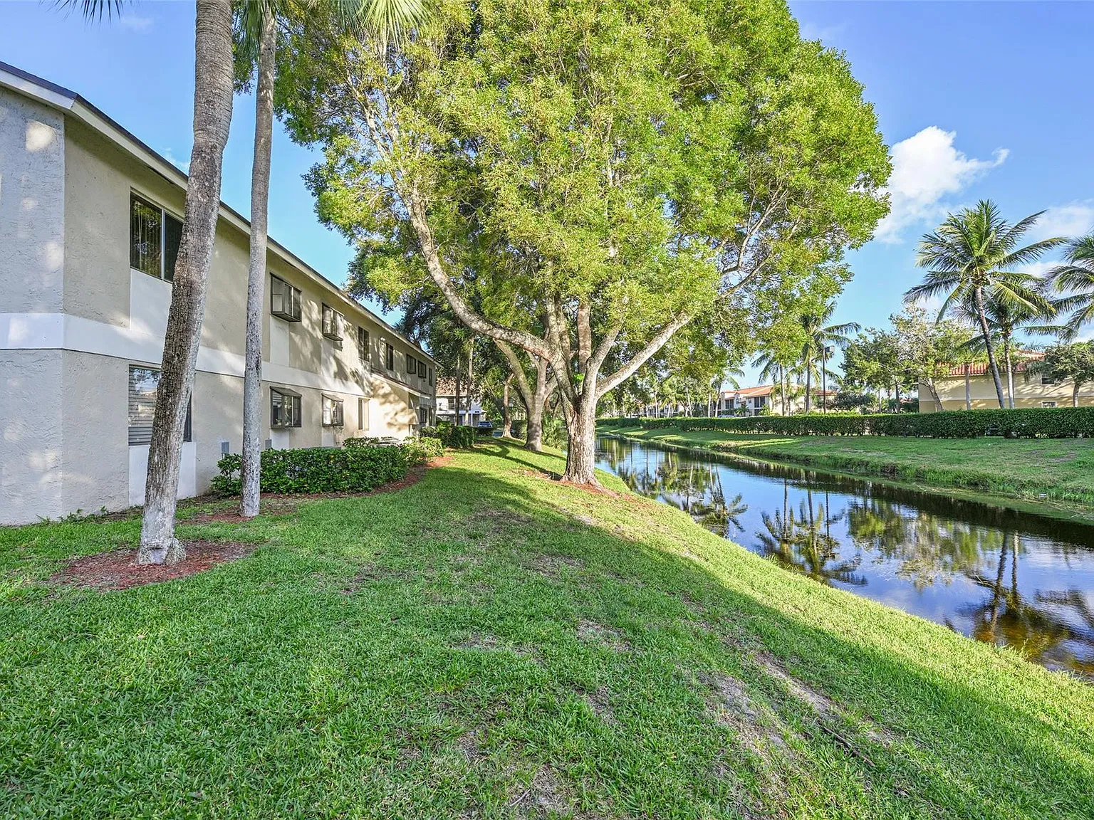 109 Gardens Dr — Photo 3