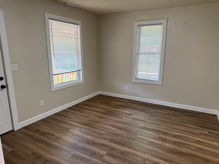 111 N Elm St — Photo 2