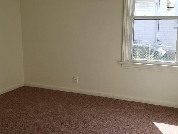 4th image of 219 W Townline St