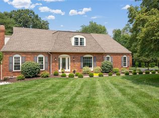 8 Jennycliffe Ln, Chesterfield, MO 63005