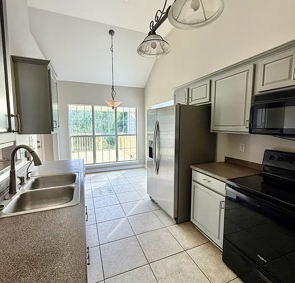 81 Lake Front Dr — Photo 5