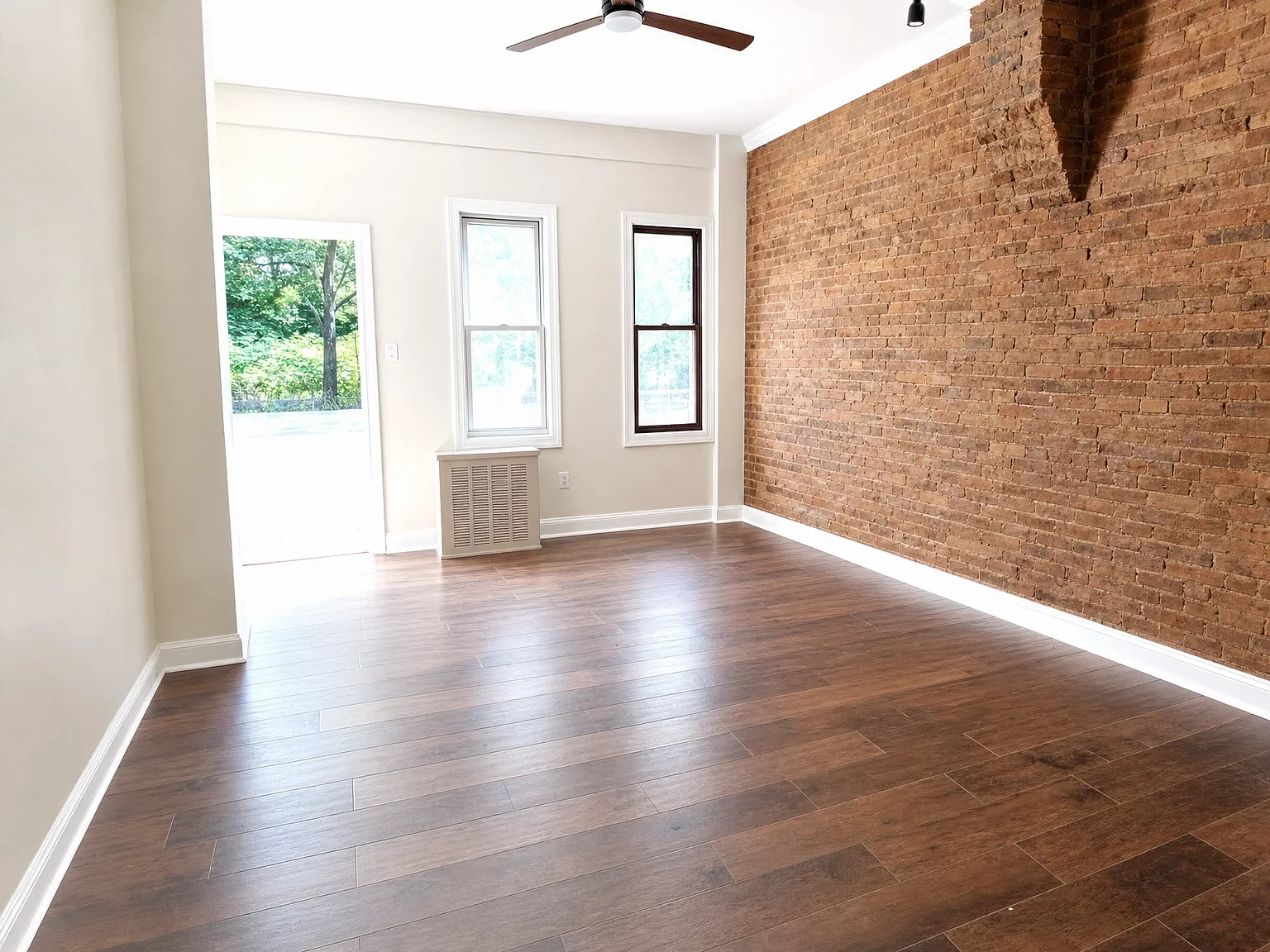 407 E Carson St — Photo 2