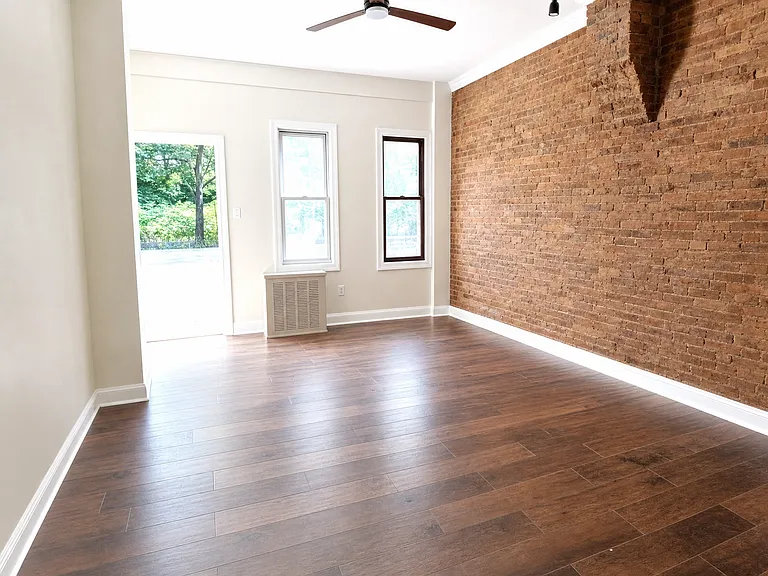 407 E Carson St — Photo 2