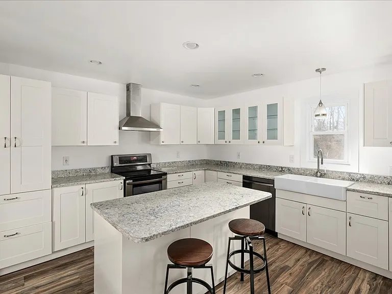 10 James Dr — Photo 6