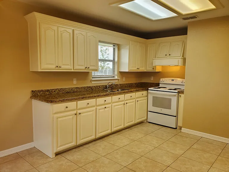 2124 Treasure Oaks Dr — Photo 5
