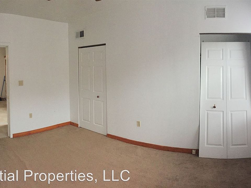 2nd image of 832 Evergreen Ave #2