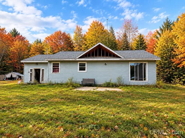 6031 2715th Ln, Gladstone, MI 49837