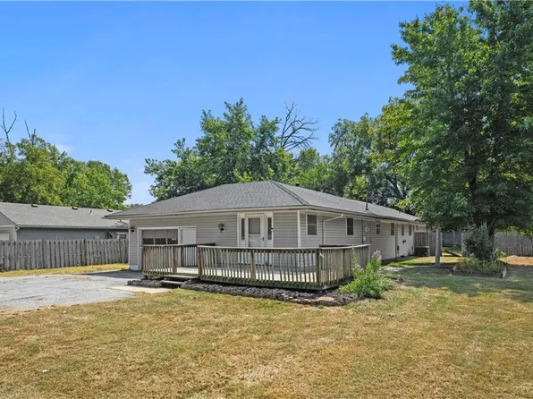224 Grace St, Tonganoxie, KS 66086