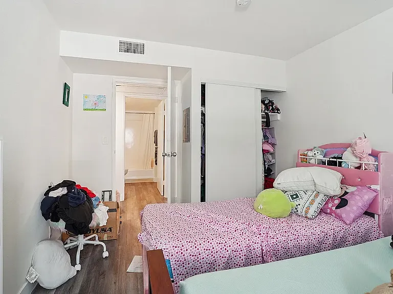Sylvan Apartments — Photo 36
