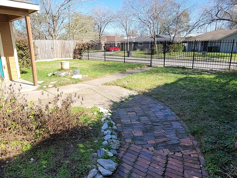 2303 Haldane Dr — Photo 23