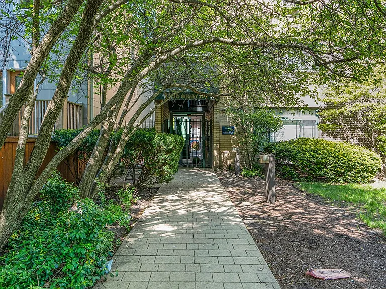 1936 Wesley Ave — Photo 11