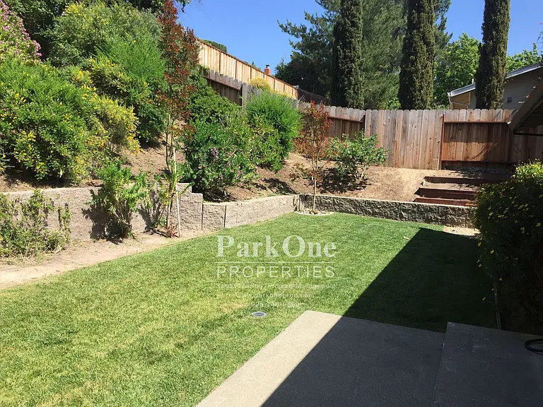 1500 Fieldcrest Dr — Photo 18