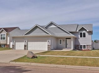 3005 8th St NW, Minot, ND 58703