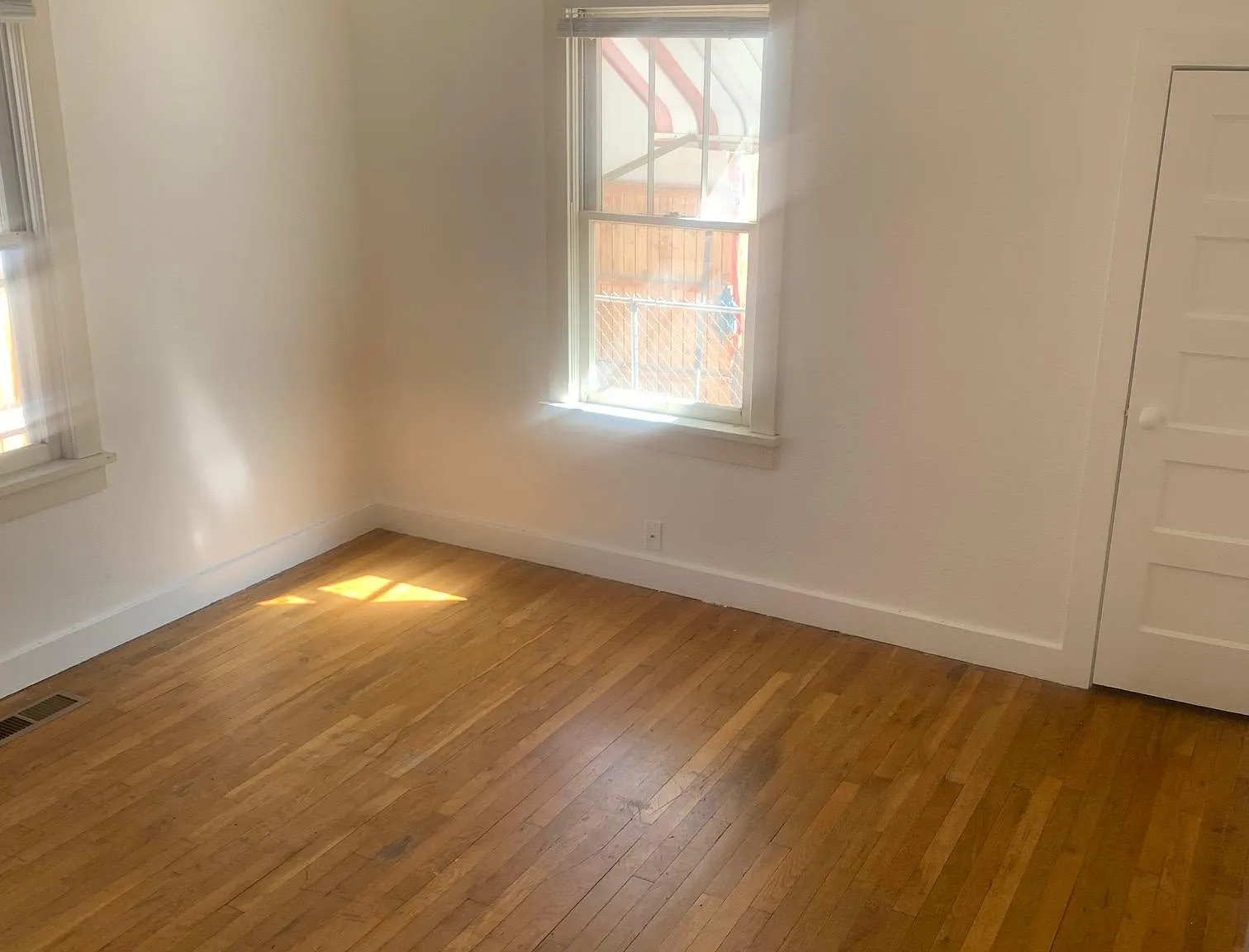 5 bed, 2100 sqft, $2,200 — Photo 3