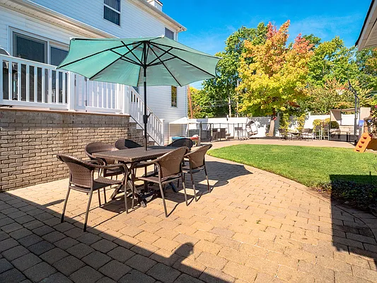 Sold by PRENDAMANO REAL ESTATE | media 39