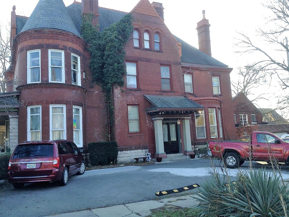1st image of 121 E 36th St