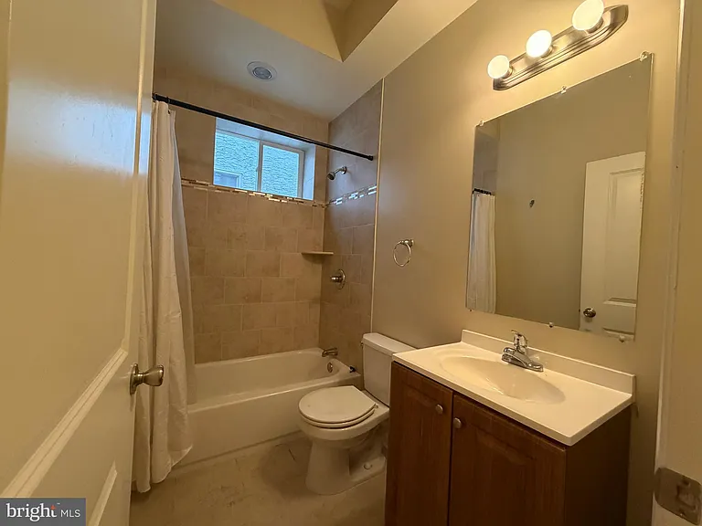 1625 W Diamond St — Photo 7