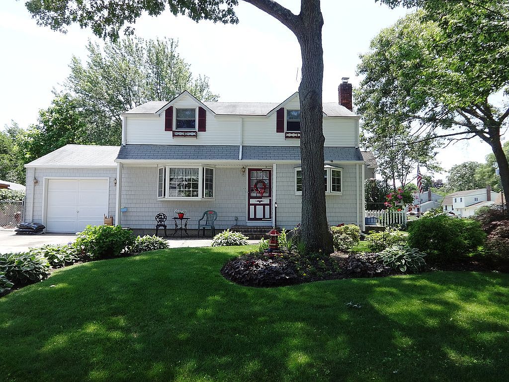 74 Peconic St, Selden, NY 11784 Zillow