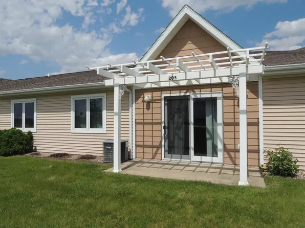 1501 3rd St SW APT 205, Waverly, IA 50677