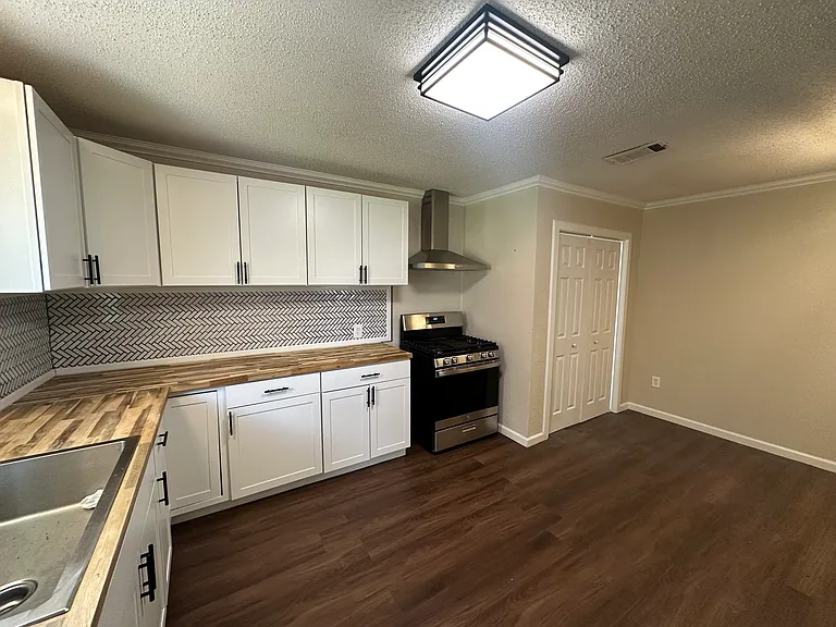 1004 N Erie Ave — Photo 5