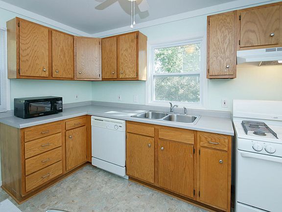 5th image of 606 Hutchinson St