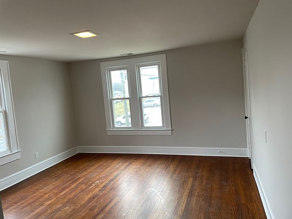 4th image of 328 Sellars St #4