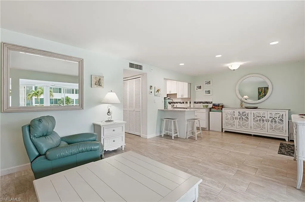 2 bed, 2.0 bath, 1150 sqft, $11,000 — Photo 2