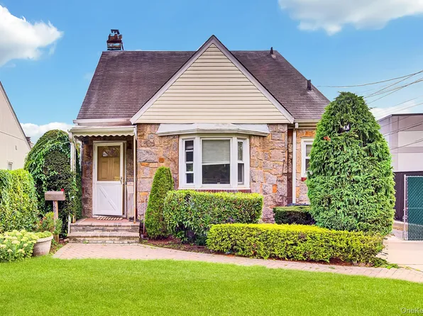 569 Greenway E, West Hempstead, NY 11552