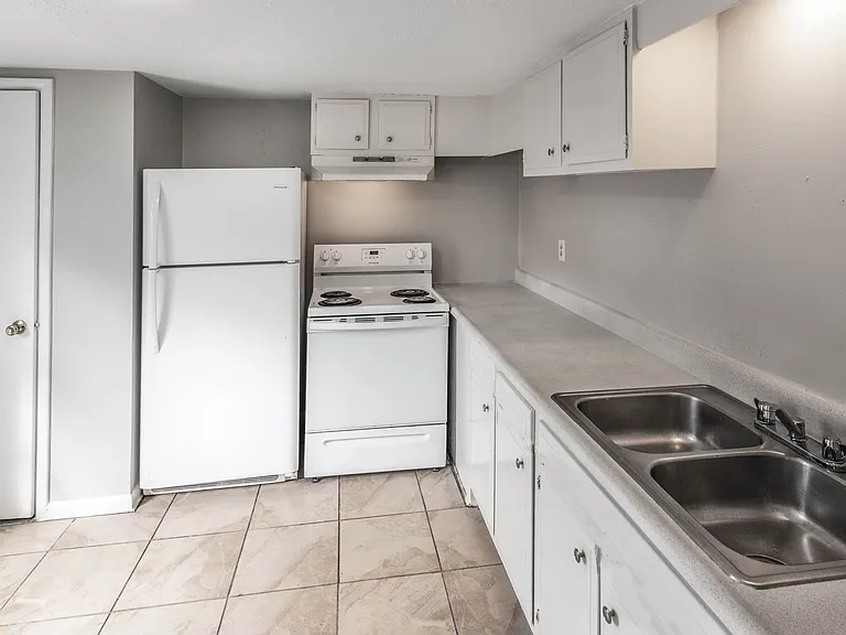 Royal Oaks Apartment Homes — Photo 18