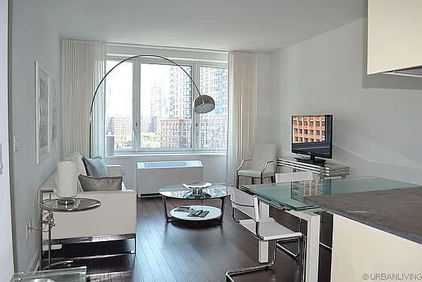 Rented by Manhattan Miami Real Estate | media 13