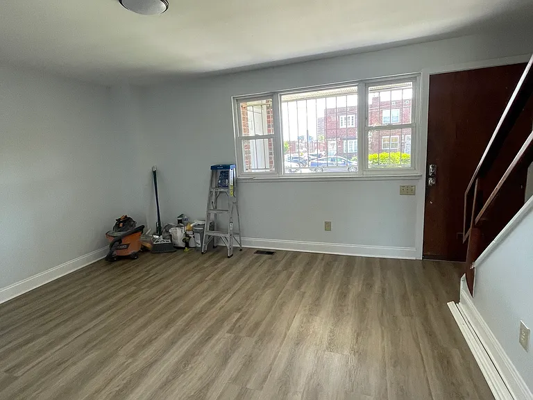 1021 W Oxford St — Photo 1