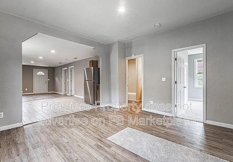 912 E Frederick St — Photo 3