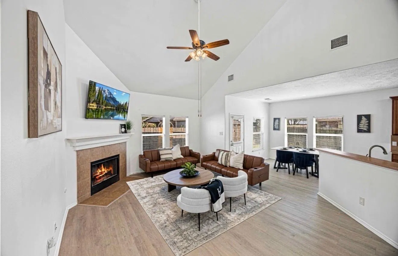 3 bed, 2.5 bath, 2299 sqft, $2,400 — Photo 1