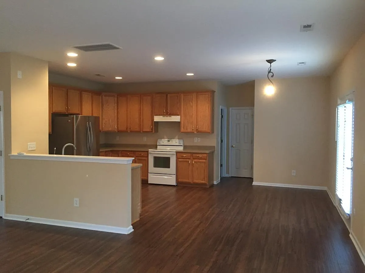 4 bed, 2.5 bath, 3096 sqft, $2,495 — Photo 4